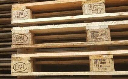 Palettes en bois de différentes variétés